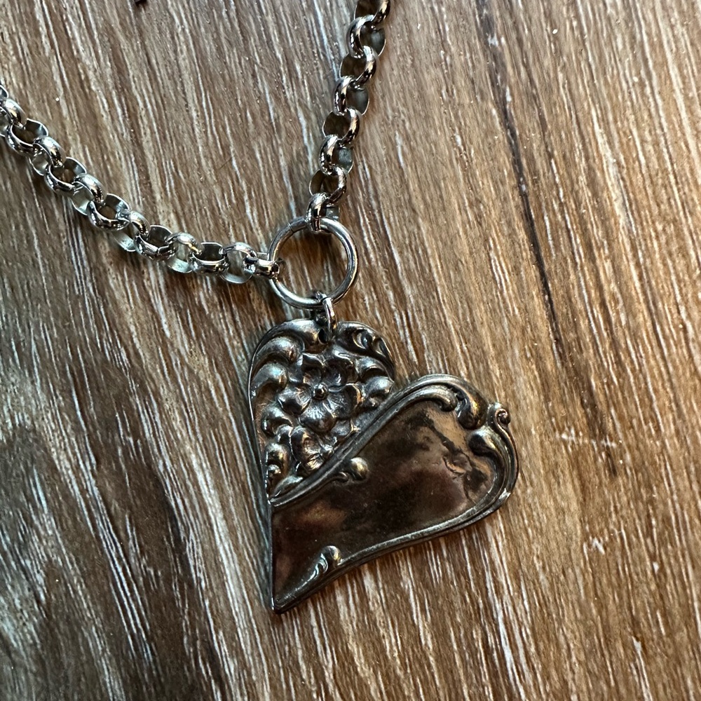 Elegant Silver Heart Necklace - Picture 4 of 4